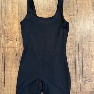 Body Contour Scoop Neck
Sleeveless Romper